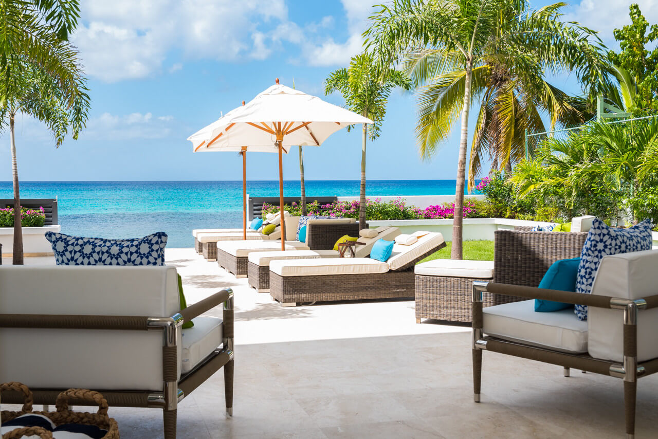 Mirador chairs and sun loungers right by beach